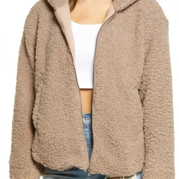 Hooded Teddy Bear Jacket
ALL IN FAVOR Size Large NWT - Picture 2 of 6